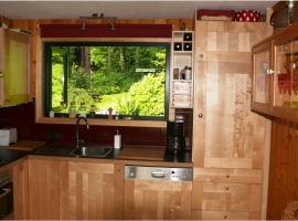 Komfortable Küche mit Waldpanorama