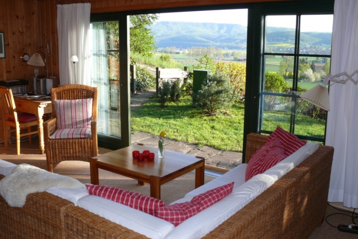 Vom Wohnzimmer läßt sich der  Ausblick in die herrliche Berglandschaft des Werratals genießen.