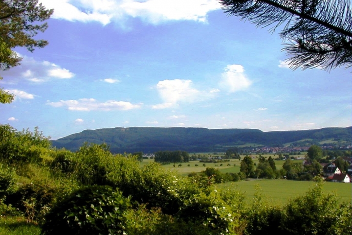 Von der Terasse bietet sich ein weiter Panoramablick in das Werratal und zum nahen Heldrastein (503m)