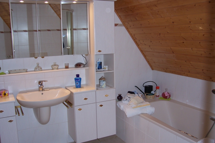Ferienwohnung-Badezimmer mit Wanne und Dusche
