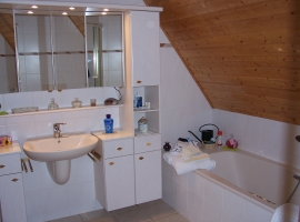 Ferienwohnung-Badezimmer mit Wanne und Dusche