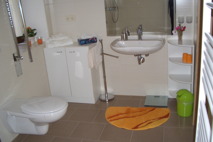 Badezimmer, alten- und behindertengerecht, 2 m breite Dusche, Armstützen bei Toilette klappbar