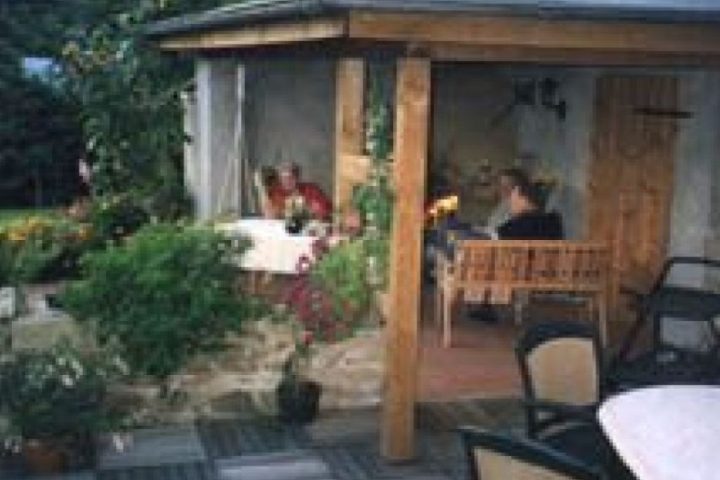 Überdachte Terrasse mit Kamin