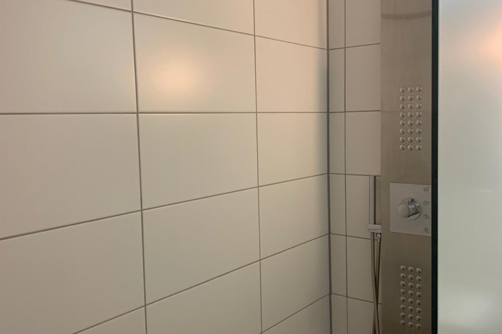 Großzügige ebenerdige Wellnessdusche