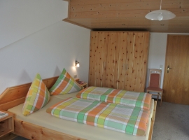 Schlafzimmer Wohnung Schloßberg 
aus Zirbenholz mit beruhigender Wirkung