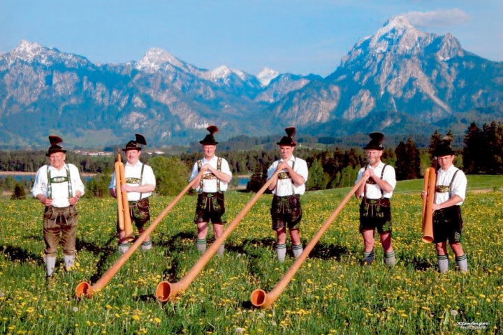 Hopferauer Alphornbläser oberhalb vom Hopfensee, im Hintergrund Schloß Neuschwanstein