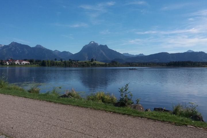 Hopfenseerundweg mit Blick zum Säuling