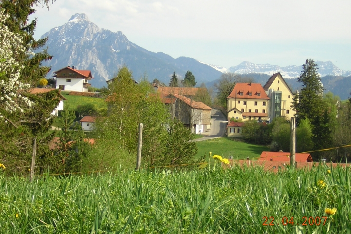 Hopferau mit Schloss im Frühling und Säuling im Hintergrund