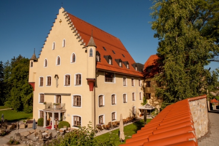 Schloß Hopferau mit Biergarten