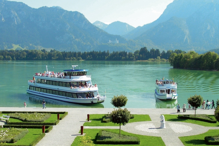 Forggenseeschifffahrt im Hintergrund Schloß Neuschwanstein