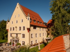 Schloß Hopferau mit Biergarten