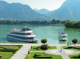 Forggenseeschifffahrt im Hintergrund Schloß Neuschwanstein