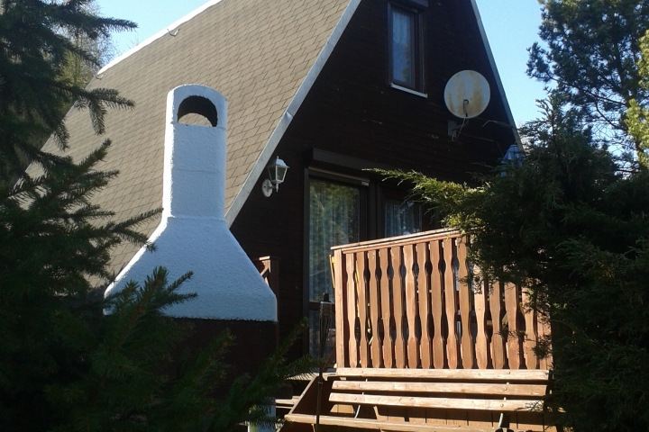 Ansicht von hinten mit Balkon und Freilandkamin