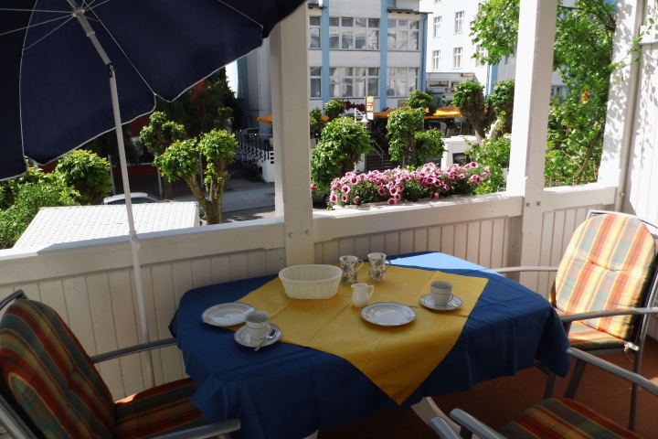 Ferienwohnungen im Haus Eintracht |  nachmittags sonniger Balkon mit Blick auf die Wilhelmstraße