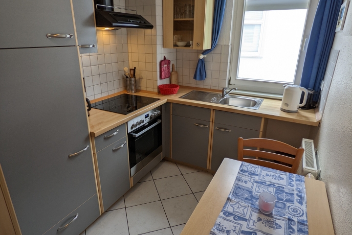 separate Küche mit kleinem Sitzplatz