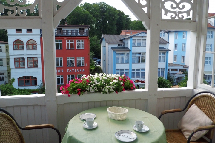 Ferienwohnungen im Haus Eintracht | sonnenbeschiener Balkon  mit Blick auf die gegenüberliegenden Häuser der Wilhelmstraße