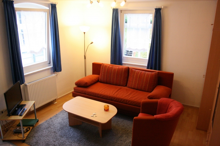 Ferienwohnungen im Haus Eintracht | Wohnzimmer mit Blick auf das Schlafsofa und Sessel