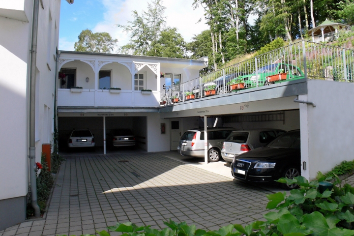 Der Parkplatz hinter dem Haus
untere Ebene als Carport mit 6 Stellplätzen , oben 6 offene Parkplätze
