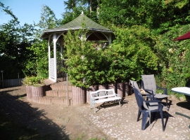 Oberhalb des Hauses über 20 Stufen befindet  eine möblierte windgeschützte Terrasse zum Zusammensitzen oder Grillen. Abends sehr lange besonnt