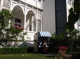 Terrasse vor dem Haus mit 2 Strandkörben  und Gartenmöbel- sehr beliebt bei den Gästen ohne Balkon