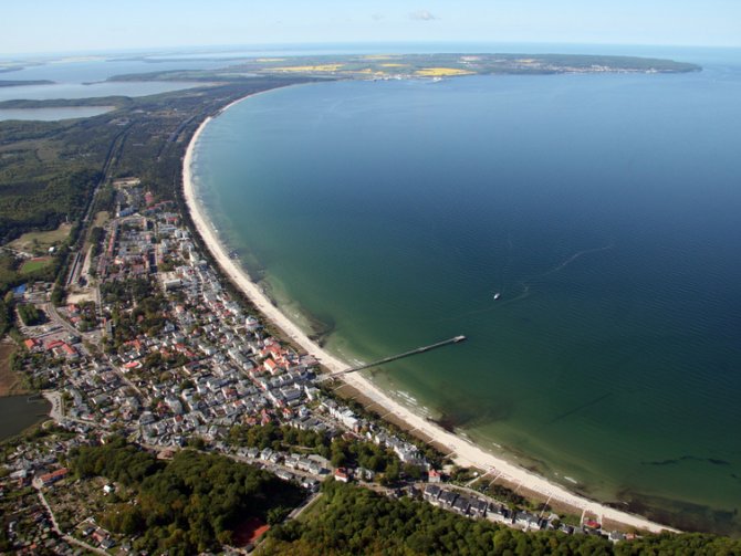 Luftaufnahme Binz an der Ostsee mit kilometerlangem Badestrand und Bucht.