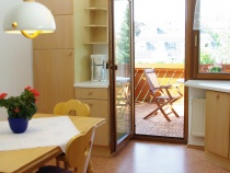 Küche mit Blick auf Balkon, großer Kühlschrank links