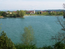 Schlosssee Salem, zu Fuss schnell erreichbar. Großes Freibad mit kostenlosem Eintritt. Rundweg um den See für Fußgänger, Fahrradfahrer und Inliner