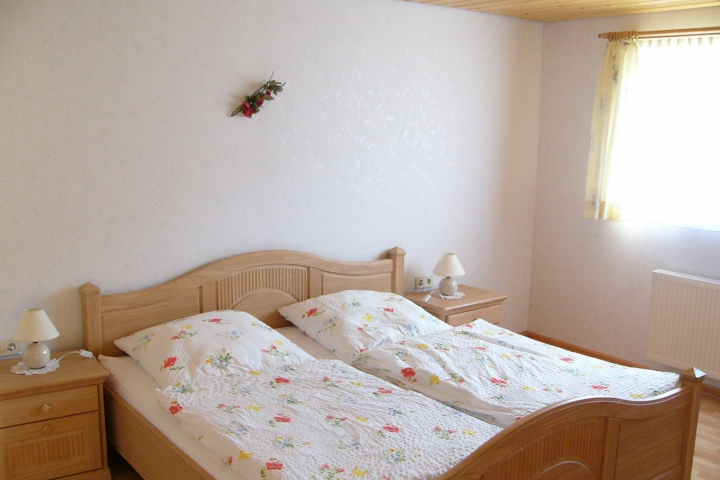 Doppelschlafzimmer,
Zustellbett oder Kinderbett möglich