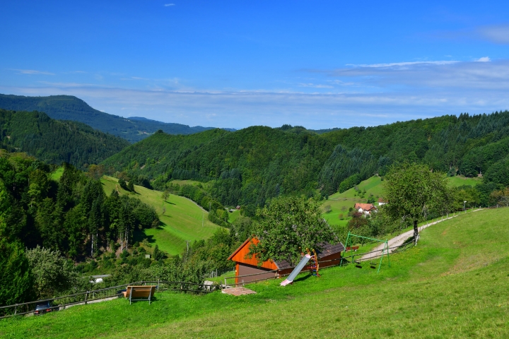 Panoramasicht mit Himmelsliege und
Spielplatz Ferienwohnungen Müllerbauernhof