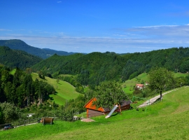 Panoramasicht mit Himmelsliege und 
Spielplatz Ferienwohnungen Müllerbauernhof