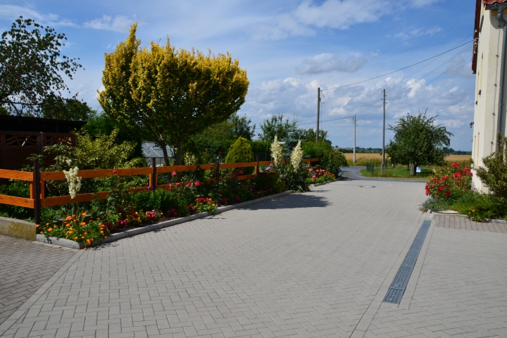 Hofeinfahrt zum Gästehaus mit Parkplatz
