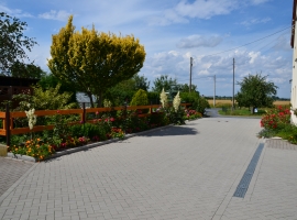 Hofeinfahrt zum Gästehaus mit Parkplatz