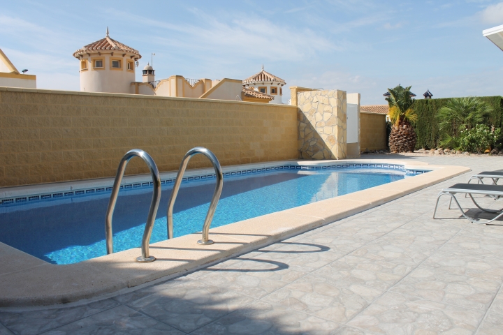 Großes Pool mit einer Aussendusche warm / kaltes Wasser