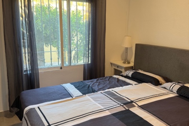 Schlafzimmer mit einem Einbauschrank