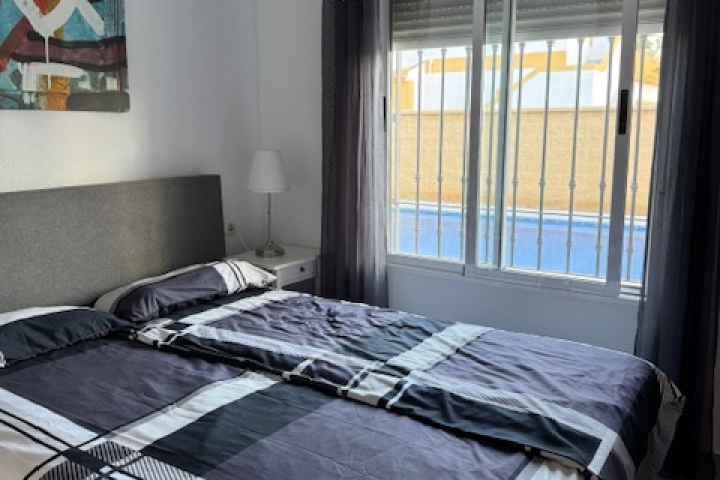 weiteres Schlafzimmer mit einem Einbauschrank und Zugang zum weiterem Tageslicht-Duschbad