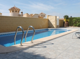 Großes Pool mit einer Aussendusche warm / kaltes Wasser