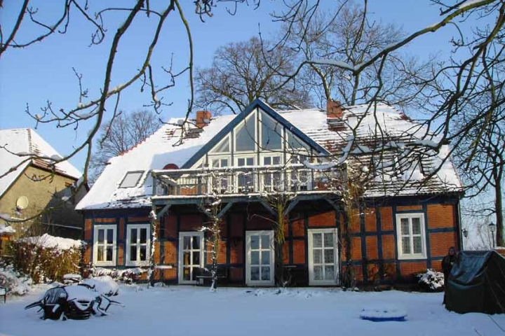 Hausrückseite mit Garten
im Winter