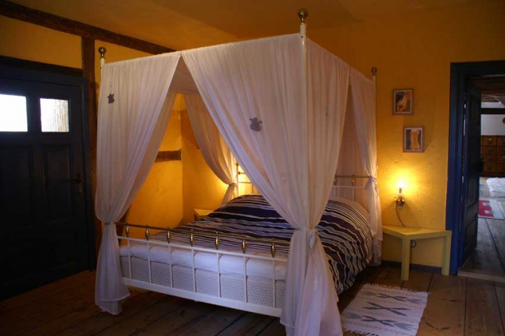 Schlafzimmer mit Himmelbett