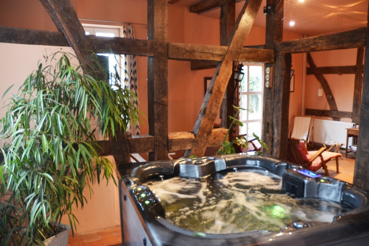 Wellnessbereich mit Sauna und Whirlpool
