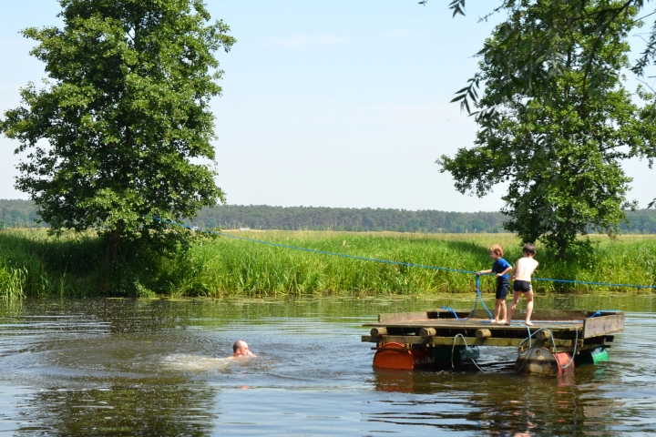 Mit dem Floß ans andere Ufer