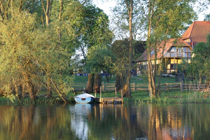 Badesteg an der Löcknitz. Hier liegt auch das Anglerboot