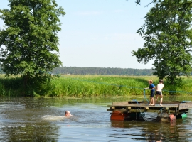 Mit dem Floß ans andere Ufer