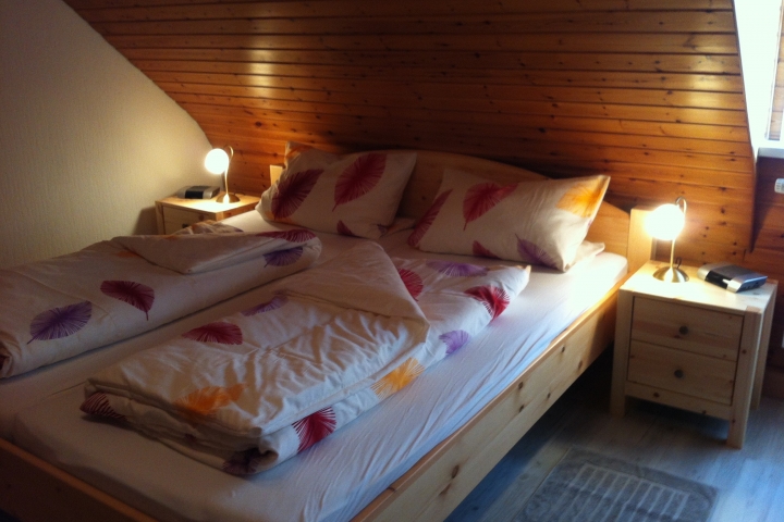 große Schlafzimmer mit neuem Bett ohne Fußteil