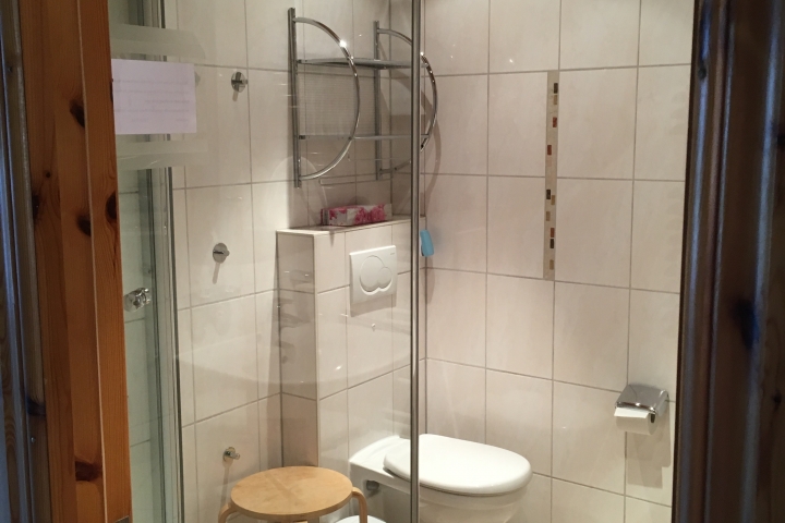 Badezimmer mit Echtglasdusche, reichlich Ablagemöglichkeiten