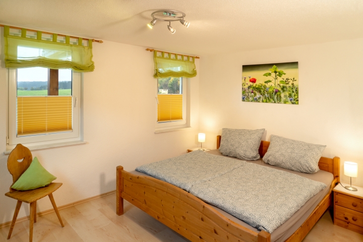 Großes Schlafzimmer mit Blick in den Garten. Hier kann ein zusätzliches Babybett oder Zusatzbett aufgestellt werden