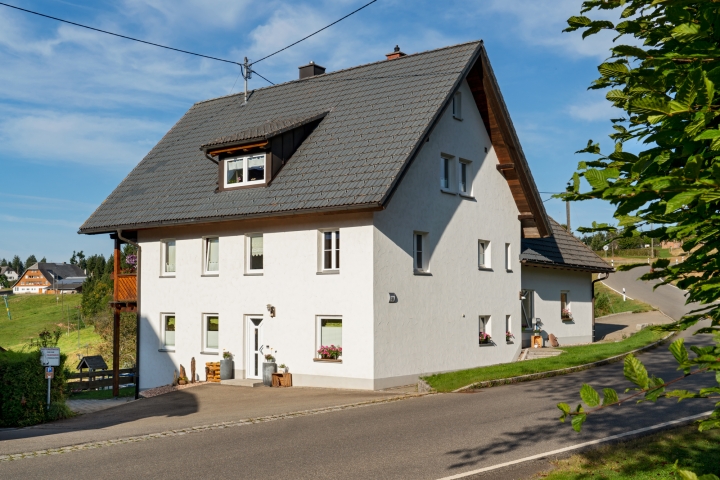 Hausansicht mit Blick auf die Eingangstür zur Ferienwohnung