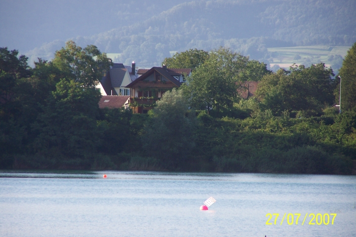 Das Ferienhaus vom See aus betrachtet