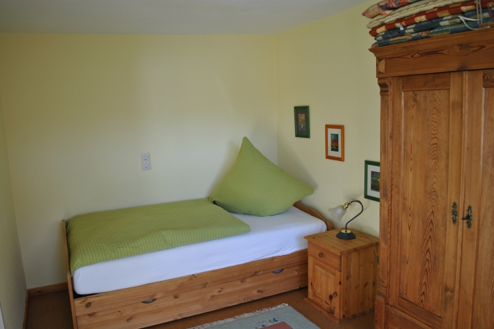 Kleines Schlafzimmer mit ausziehbarem Einzelbett