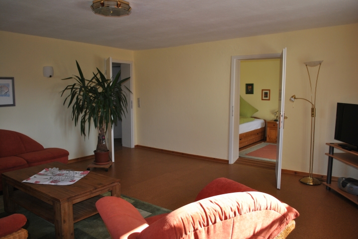 Wohnzimmer mit Übergang zum kleinen Schlafraum