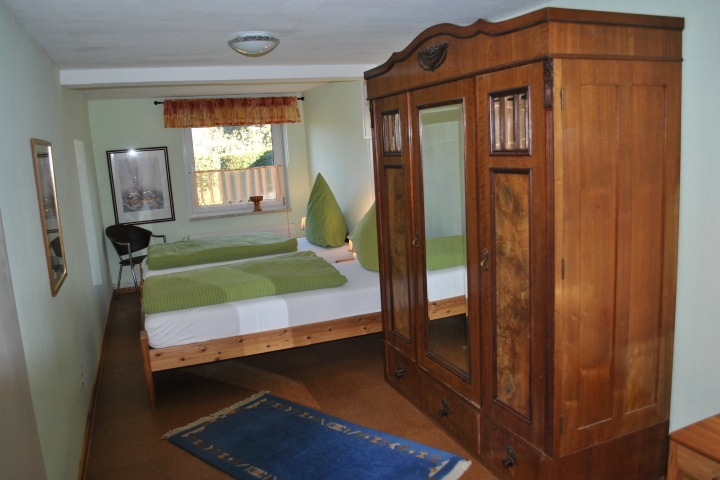 Ein ca. 18 qm großes Schlafzimmer mit 3 Einzelbetten